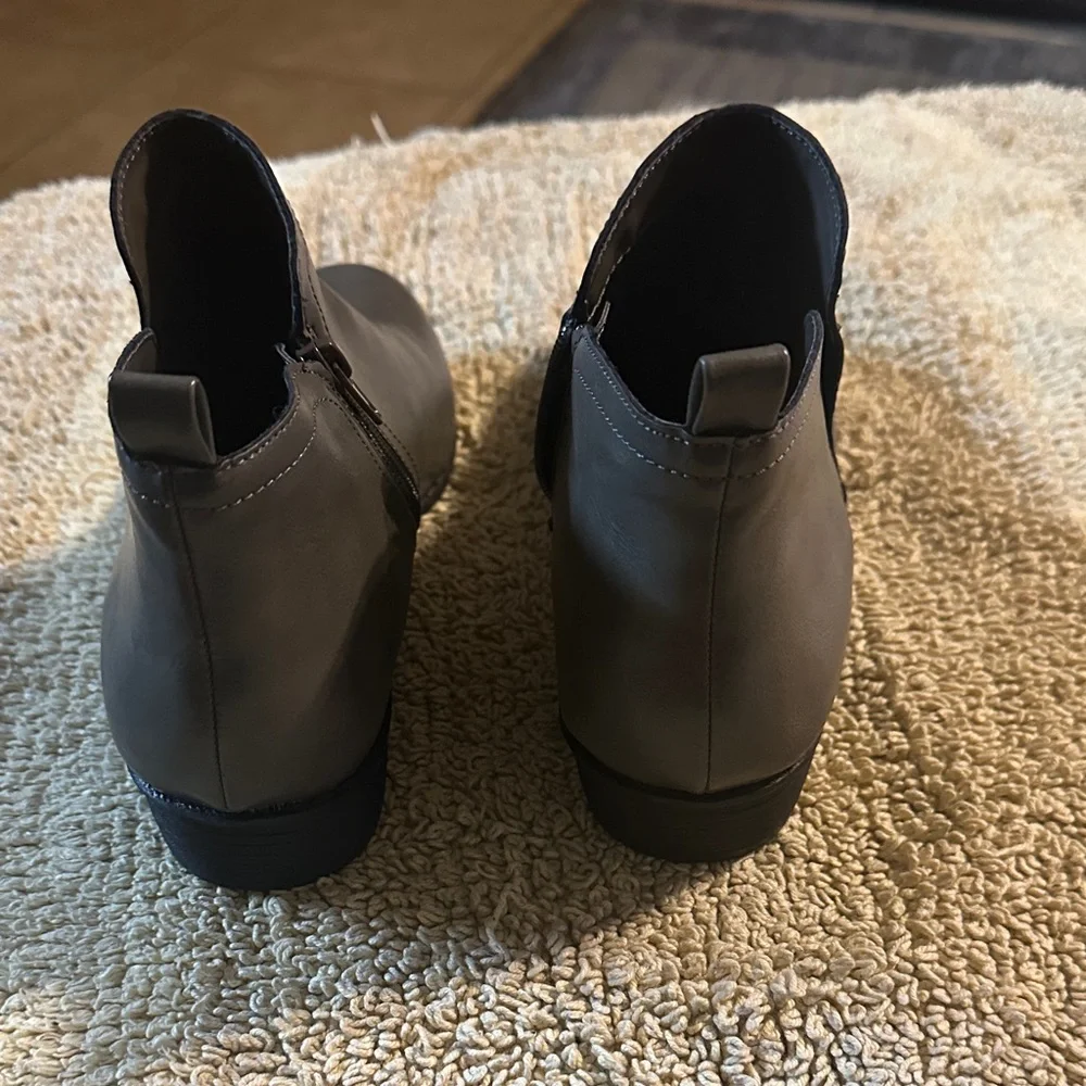 AMERICAN RAY Elegant Gray Ankle Boots - Picture 7 of 9